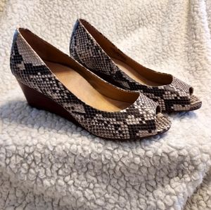 Vionic Bria Womens Printed Snakeskin Leather Peep Toe Wedges Heels, 6 Wi…